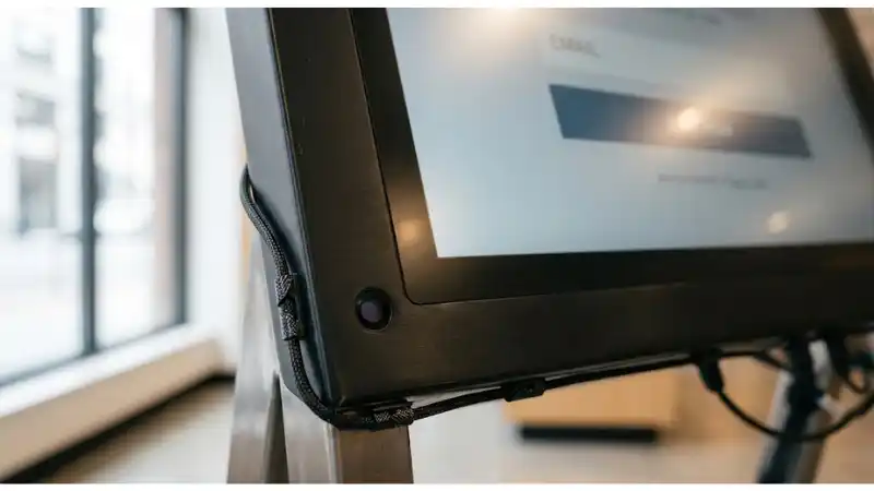 Technical detail for stretched LCD signal integrity showing the installed hardware and service interfaces